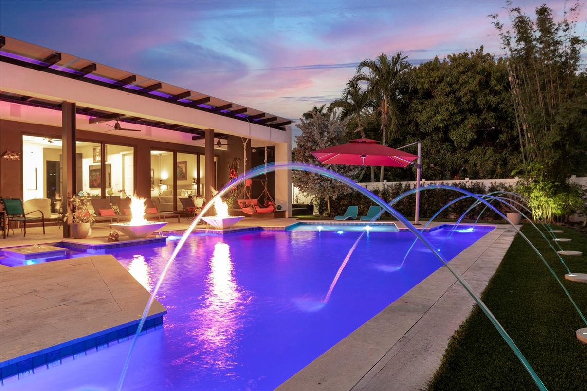 Exterior, Playground, Pool