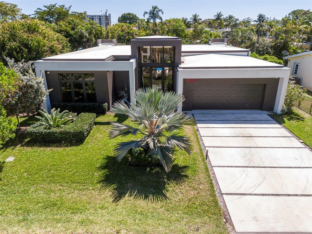 Attached, Backyard, Exterior, Facade, Modern