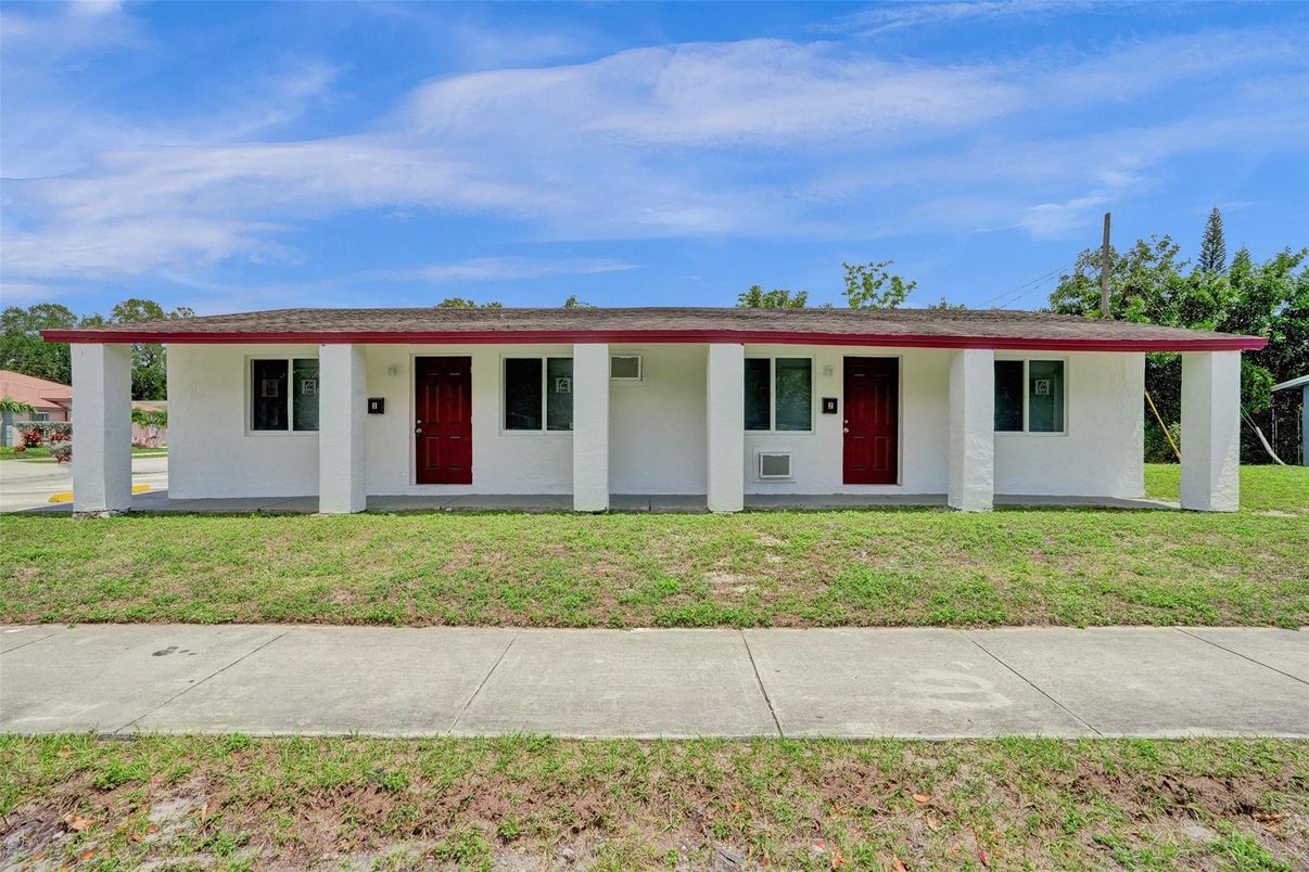 Exterior, Facade, Ranch