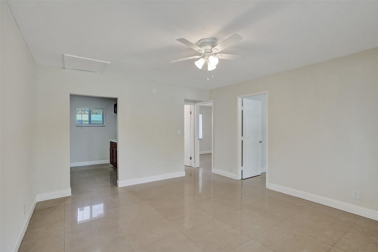 Empty room, Interior
