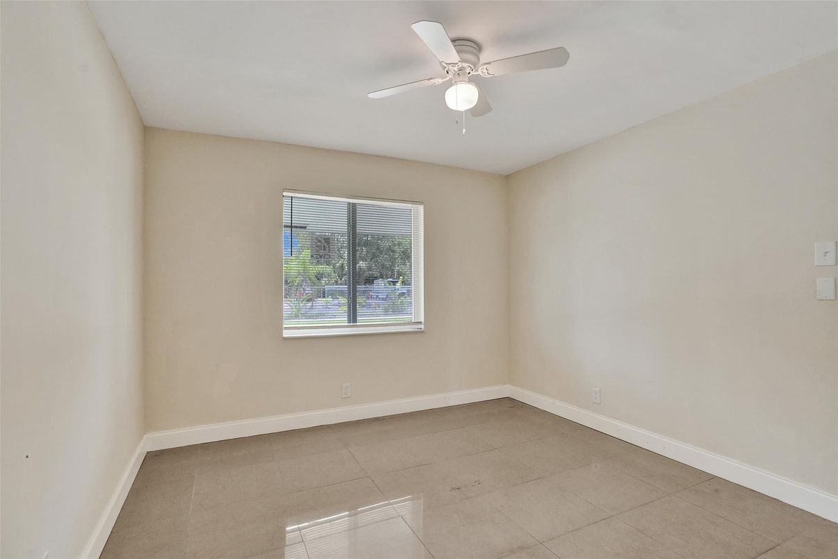 Empty room, Interior