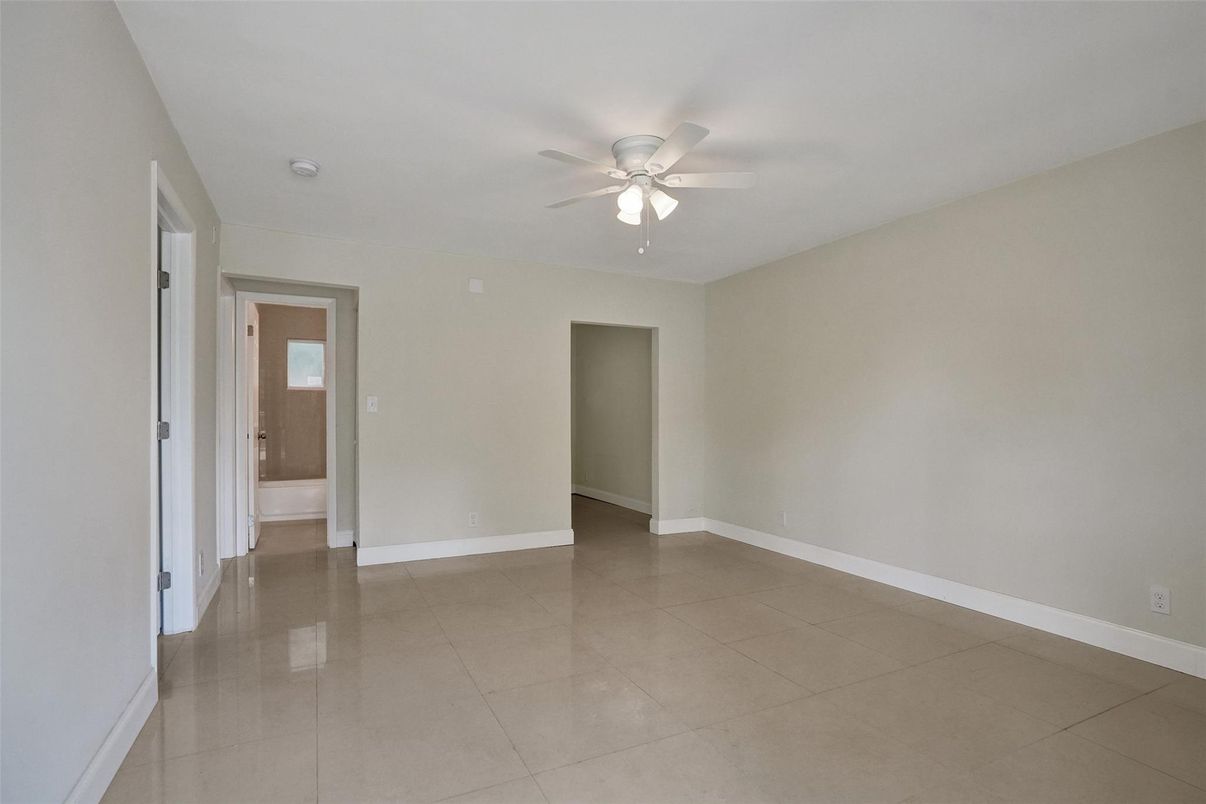 Empty room, Interior