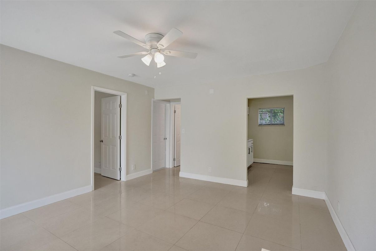 Empty room, Interior