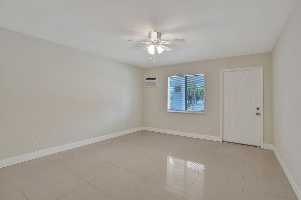 Empty room, Interior
