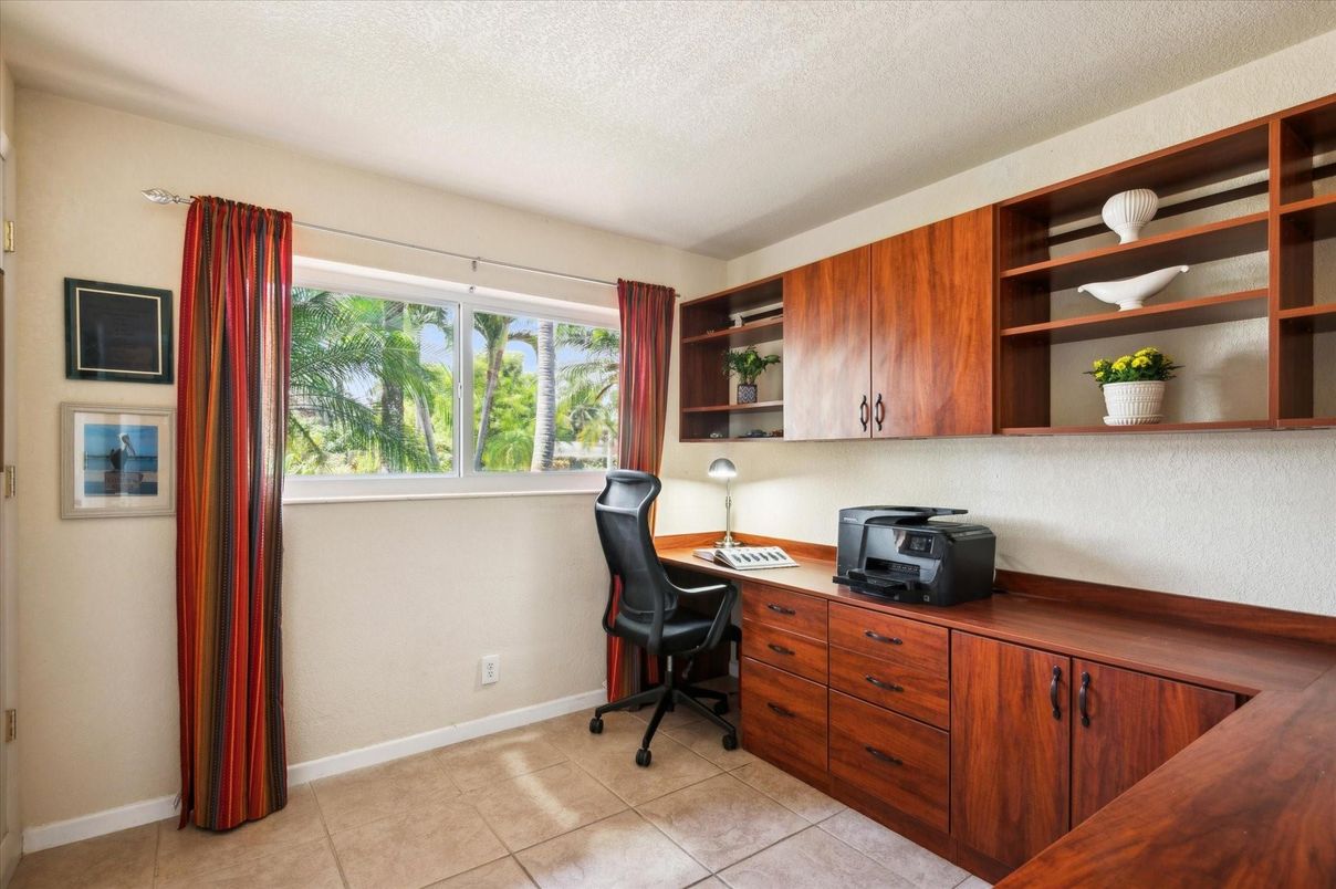 Home Office, Interior