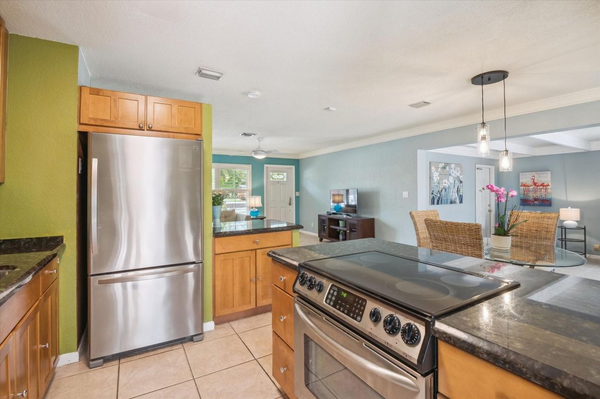 Dining room, Interior, Kitchen, Pendant Lights, Recessed Lighting, Stainless Steel Appliances