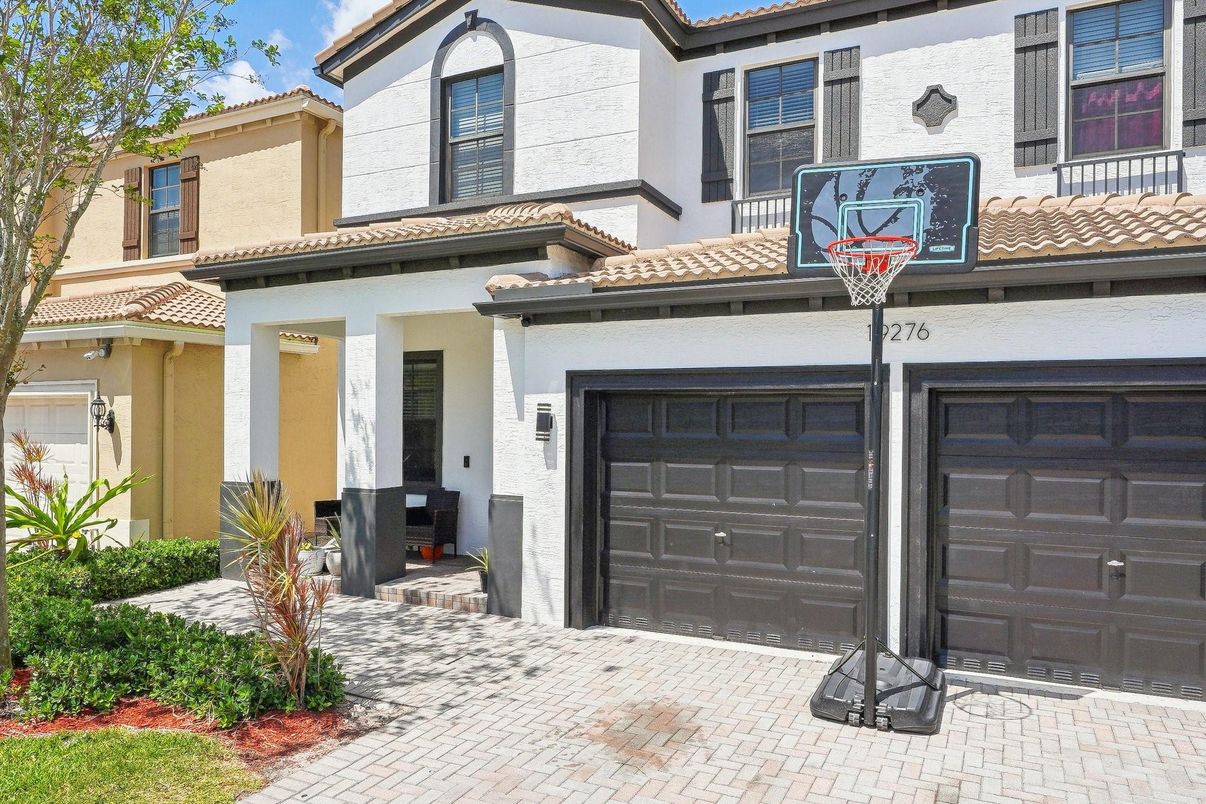 Attached, Exterior, Facade, Mediterranean