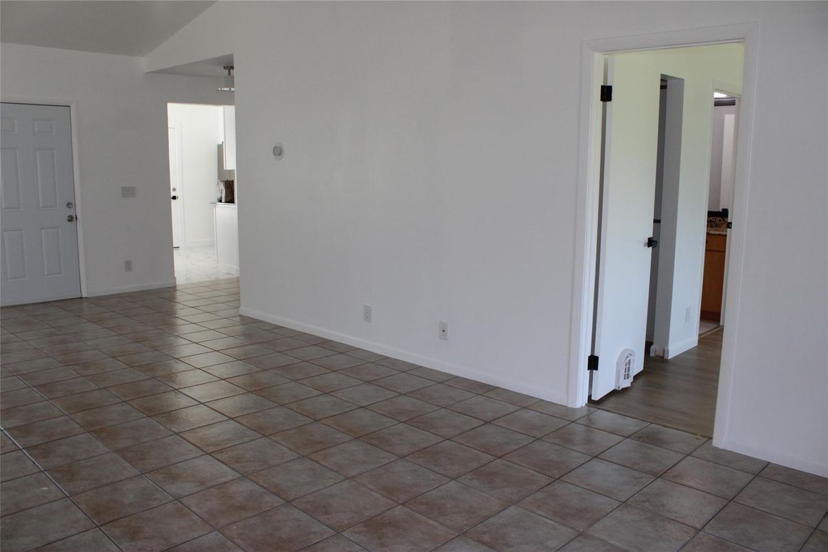Empty room, Interior