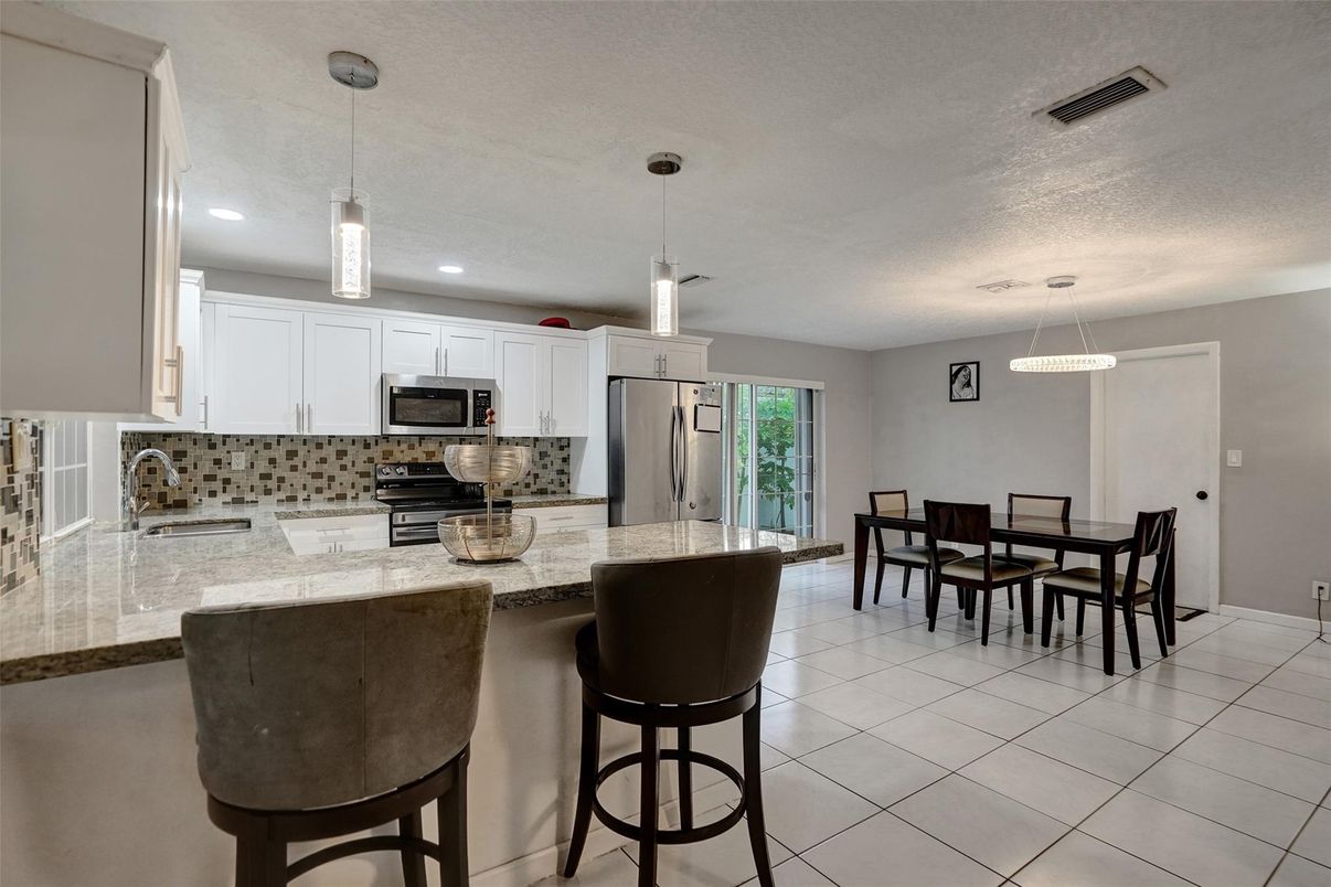 Dining room, Interior, Kitchen, Pendant Lights, Recessed Lighting, Stainless Steel Appliances