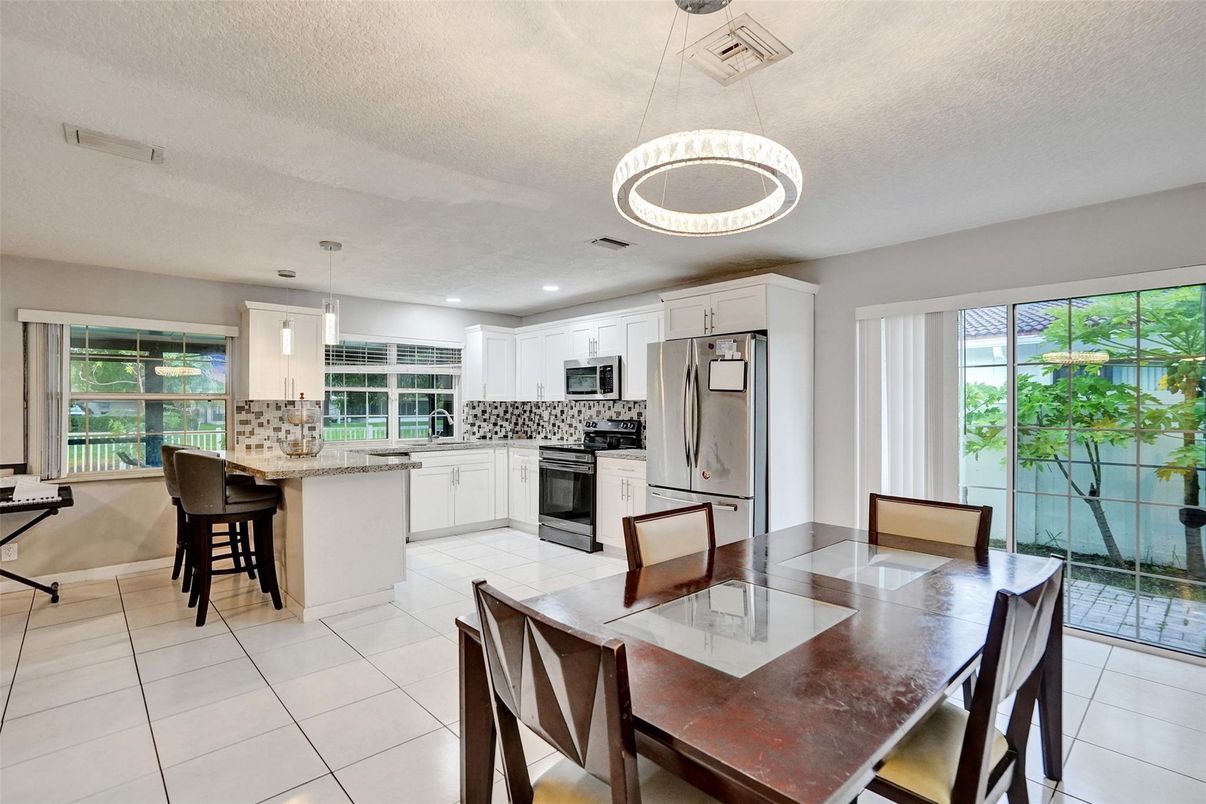 Dining room, Interior, Kitchen, Pendant Lights, Recessed Lighting, Stainless Steel Appliances