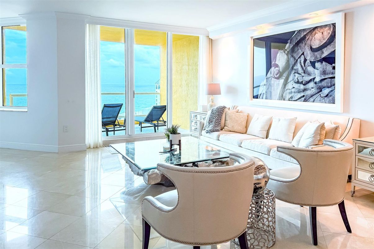 Interior, Living room, Water