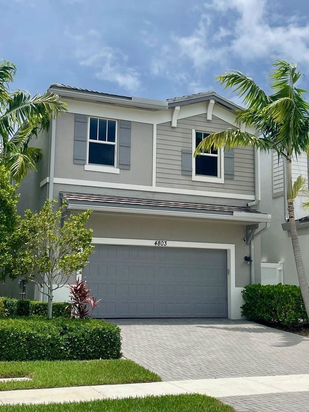 Attached, Exterior, Facade, Mediterranean