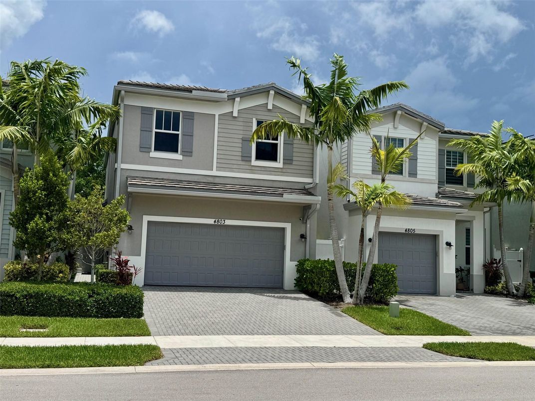 Attached, Exterior, Facade, Mediterranean