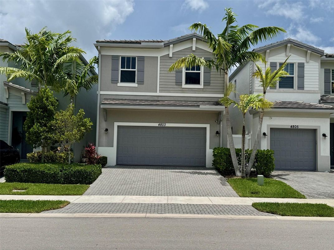 Attached, Exterior, Facade, Mediterranean