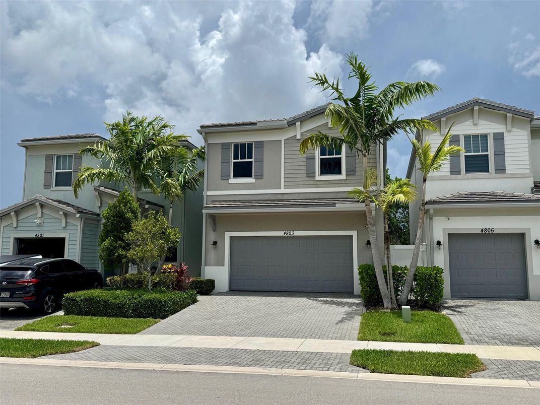 Attached, Exterior, Facade, Mediterranean