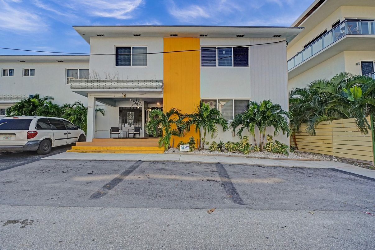 Exterior, Facade, Modern