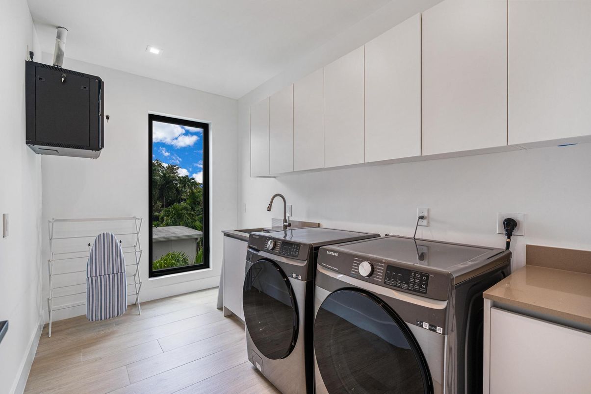 Interior, Recessed Lighting, Washer, Wood Texture Flooring