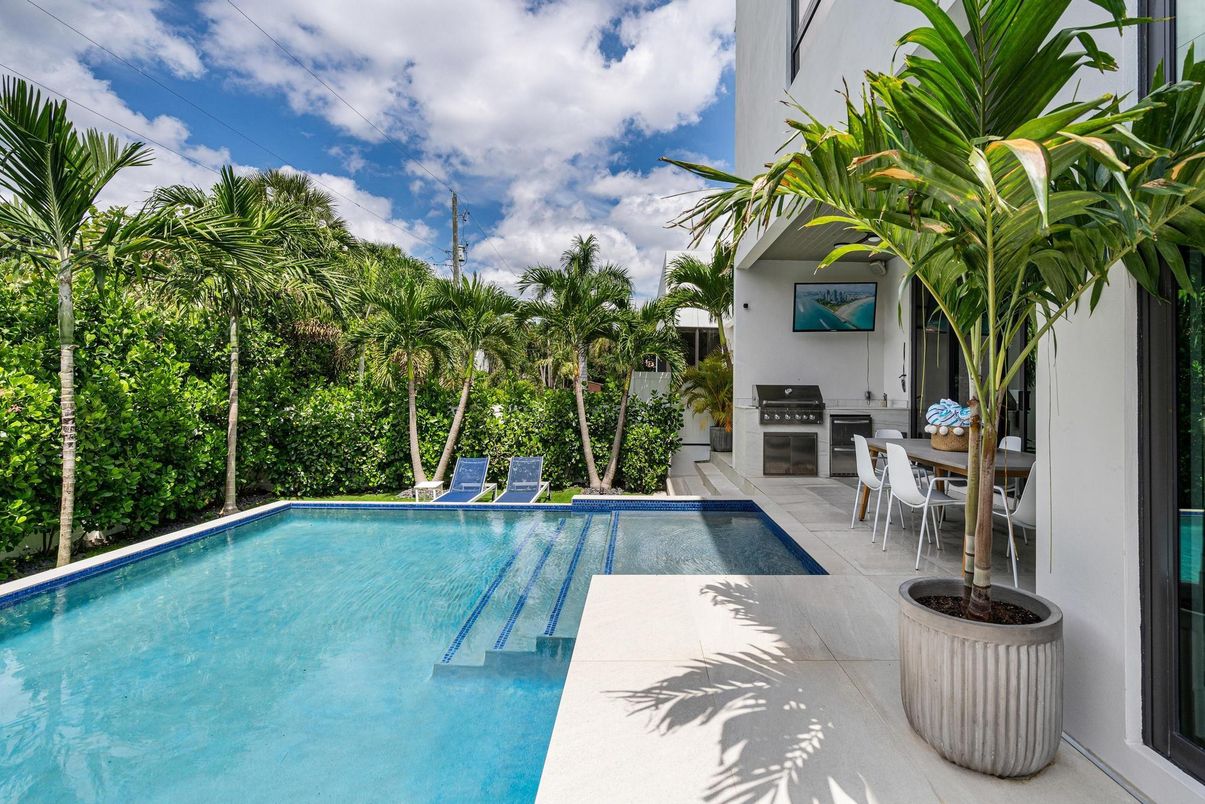 Exterior, Pool
