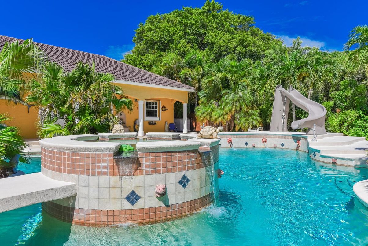 Exterior, Playground, Pool