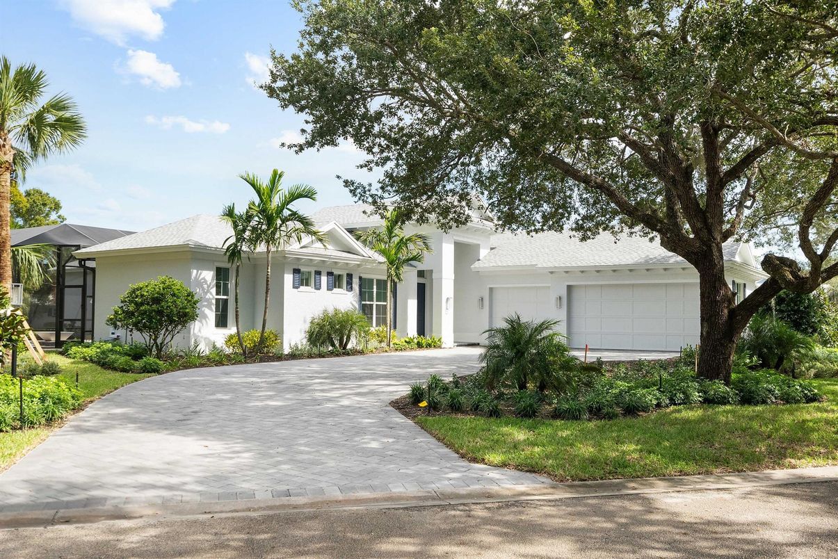 Attached, Exterior, Facade, Ranch