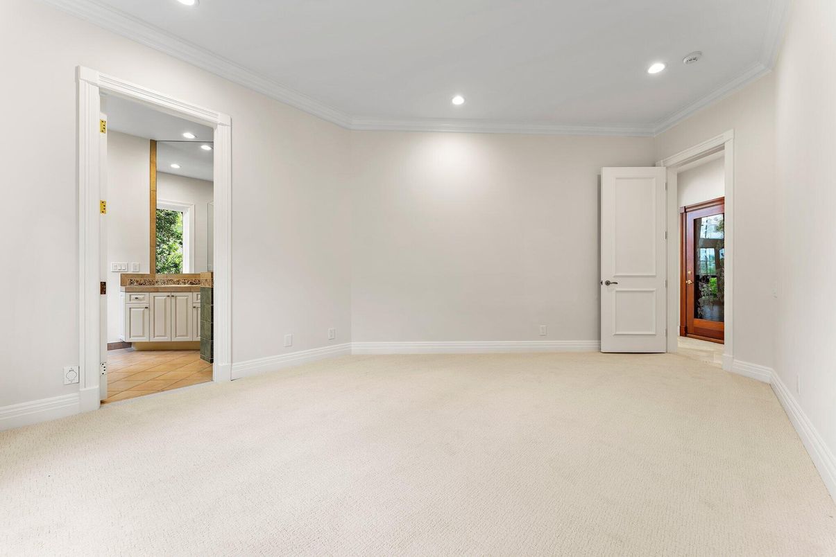 Bathroom, Empty room, Interior, Recessed Lighting