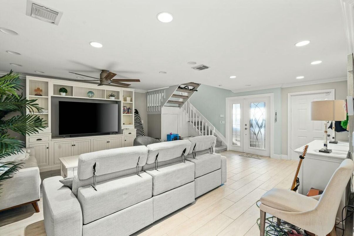 Interior, Living room, Recessed Lighting, Wood Texture Flooring