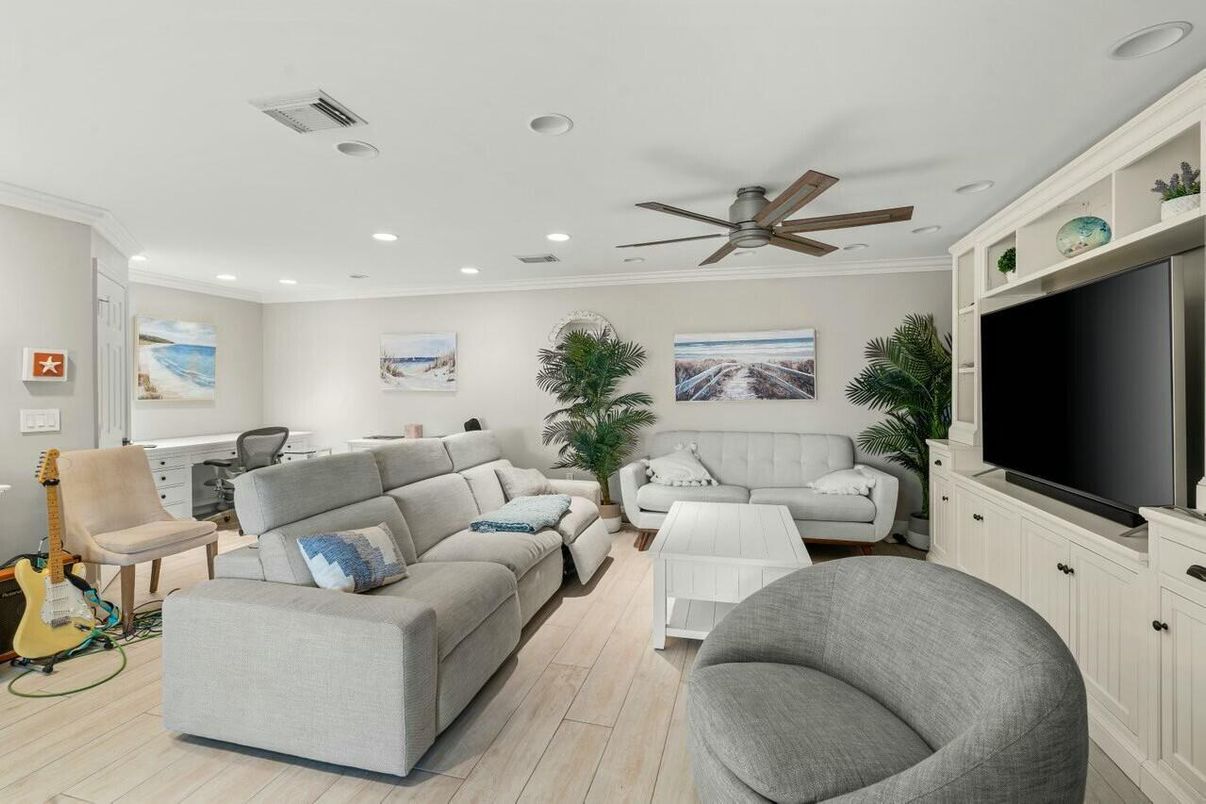 Interior, Living room, Recessed Lighting, Wood Texture Flooring