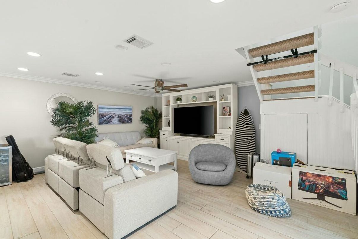 Interior, Living room, Recessed Lighting, Wood Texture Flooring