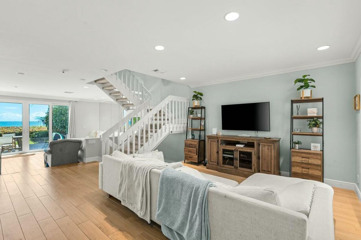 Interior, Living room, Recessed Lighting, Water, Wood Texture Flooring