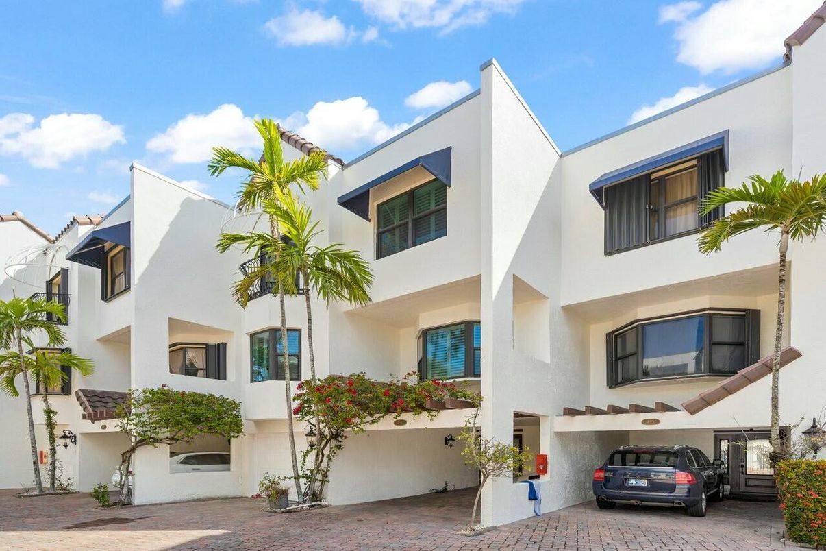 Attached, Exterior, Facade, Modern