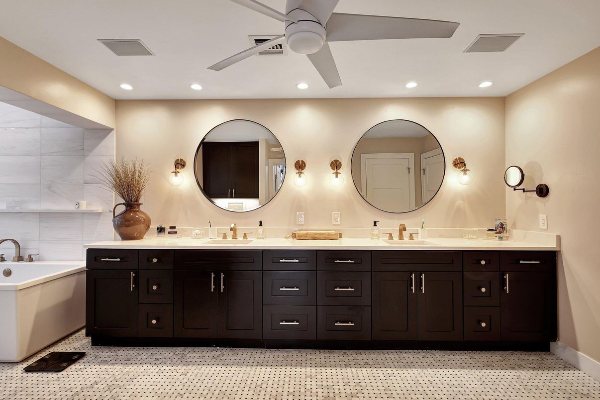 Bathroom, Dual Sink Vanities, Interior, Recessed Lighting