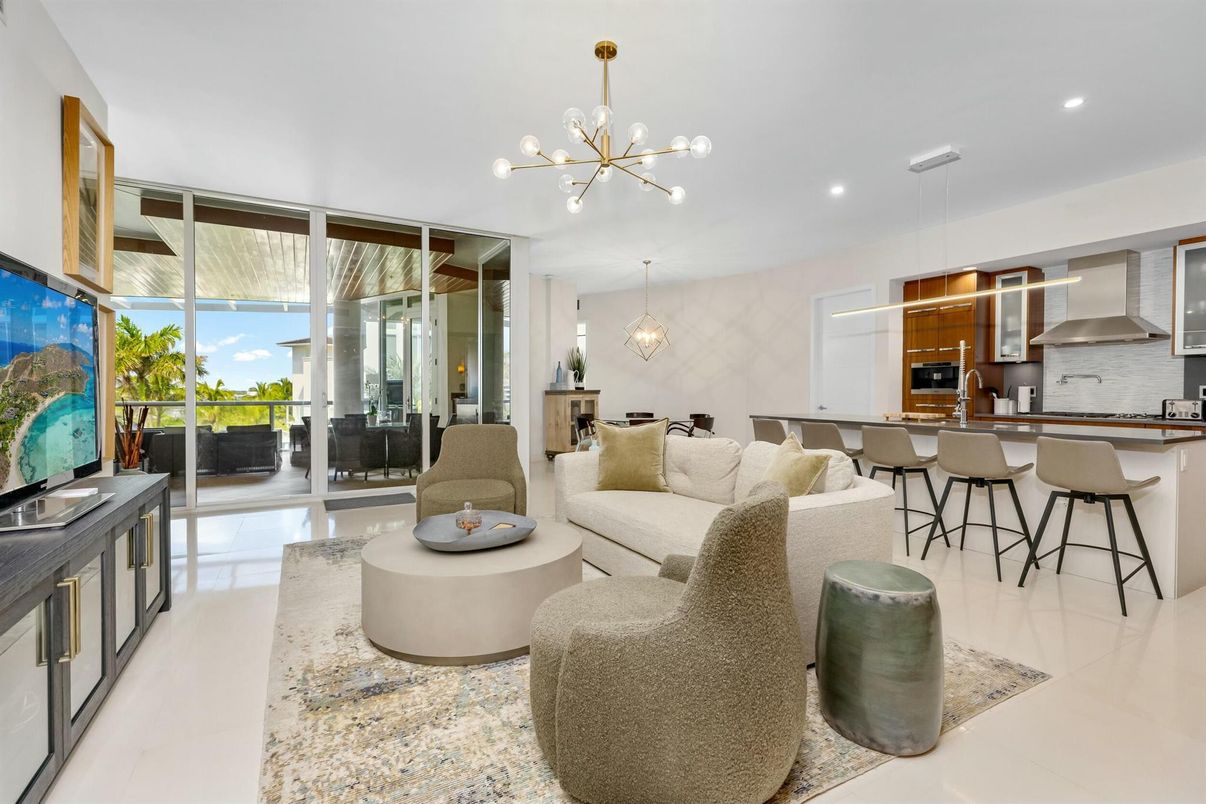 Dining room, Interior, Kitchen, Living room, Pendant Lights, Recessed Lighting, Stainless Steel Appliances