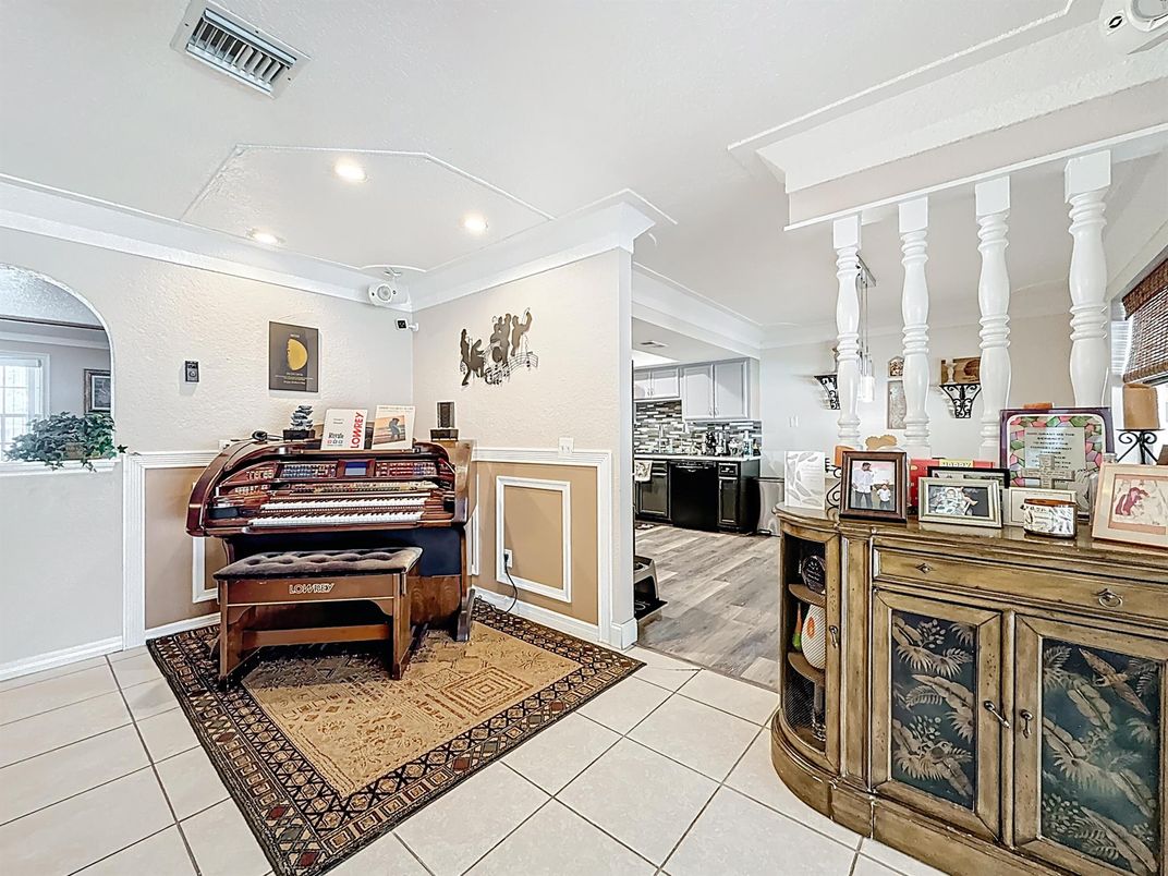 Interior, Piano, Recessed Lighting, Wood Texture Flooring