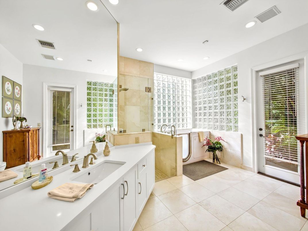 Bathroom, Dual Sink Vanities, Interior, Recessed Lighting