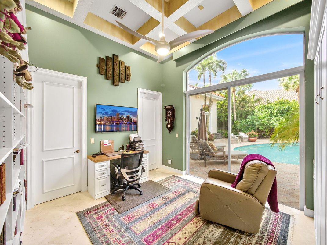 Home Office, Interior