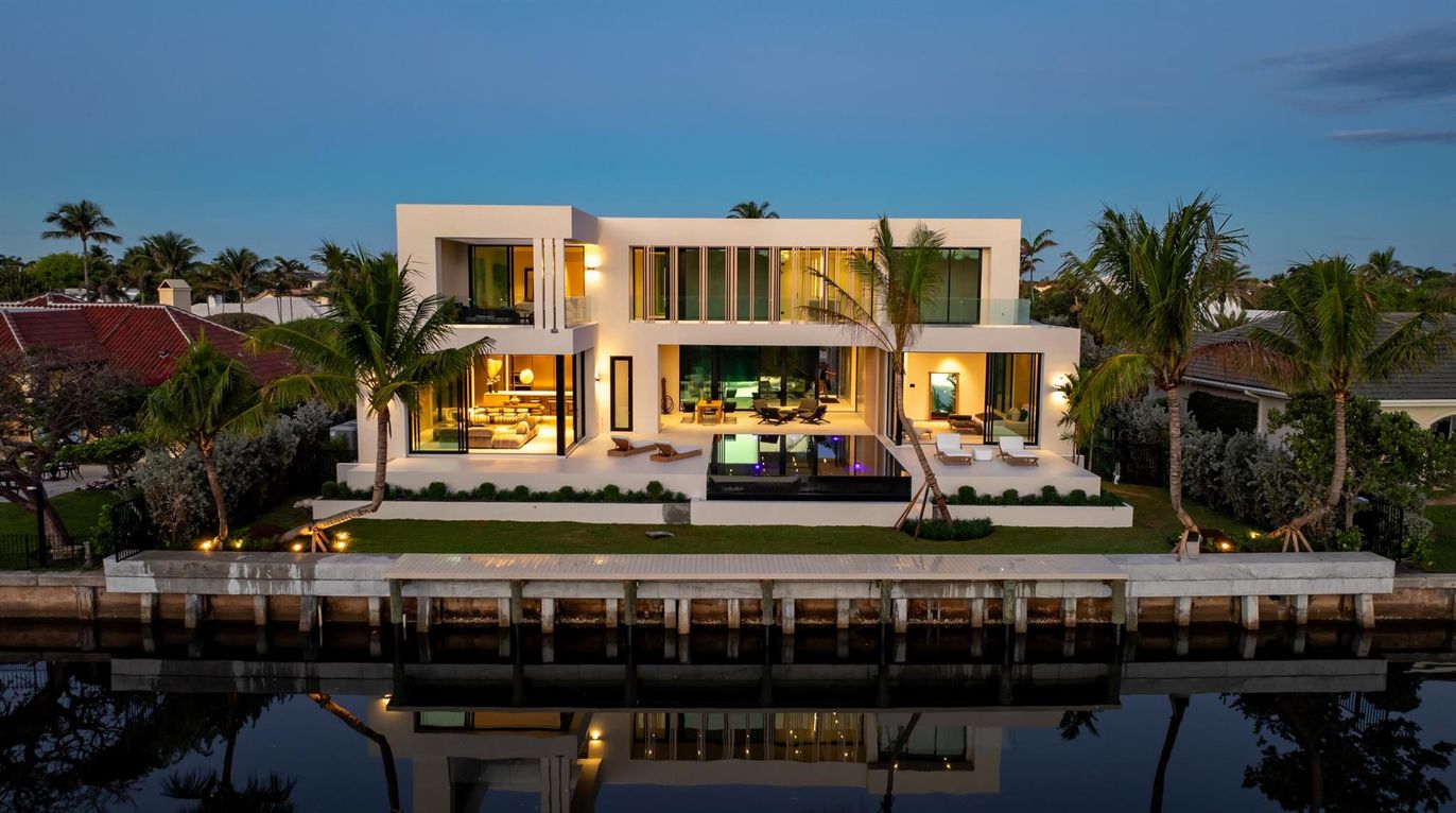 Backyard, Exterior, Facade, Modern