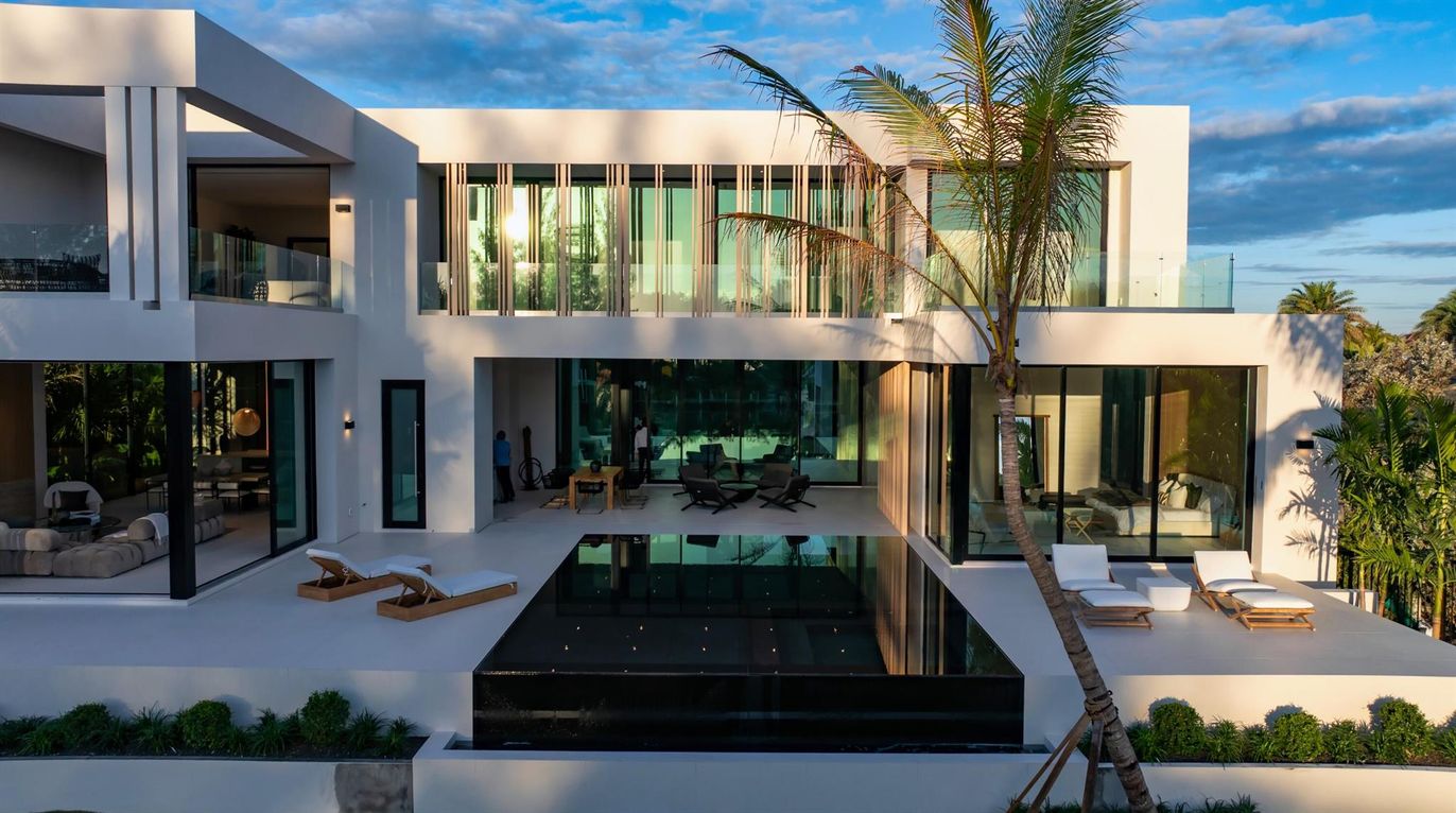 Exterior, Facade, Modern