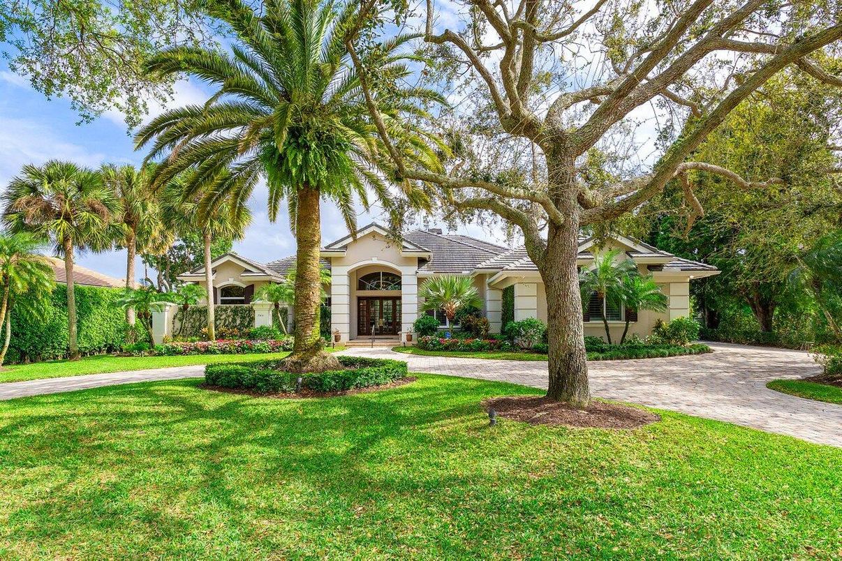 Backyard, Exterior, Facade, Ranch