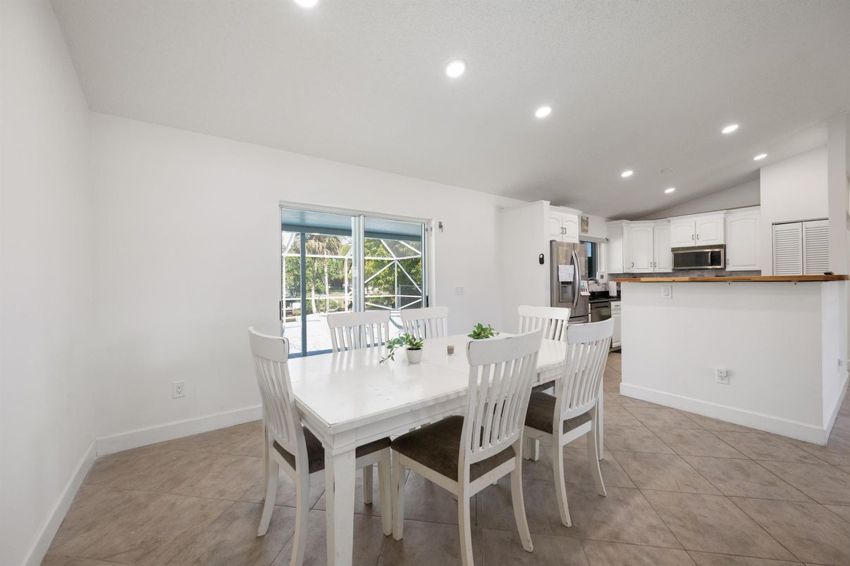 Dining room, Interior, Kitchen, Recessed Lighting, Stainless Steel Appliances