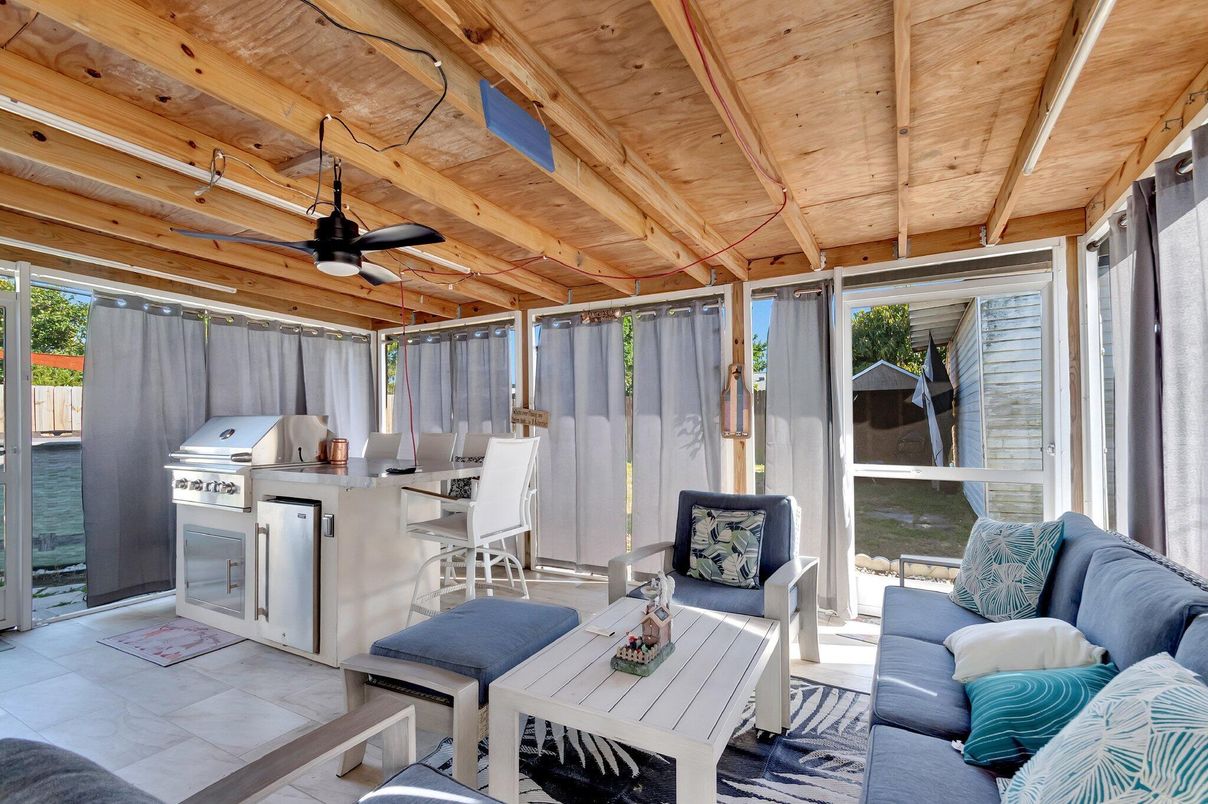 Dining room, Interior, Sun Room, Wooden Beams, Wooden Ceilings
