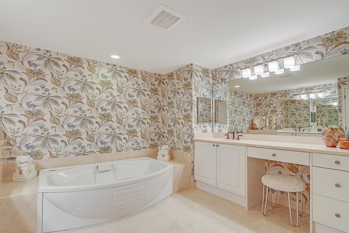 Bathroom, Interior, Recessed Lighting