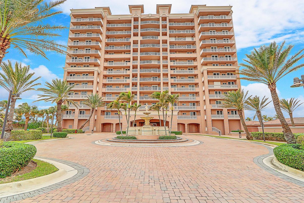 Exterior, Facade, Condo Building