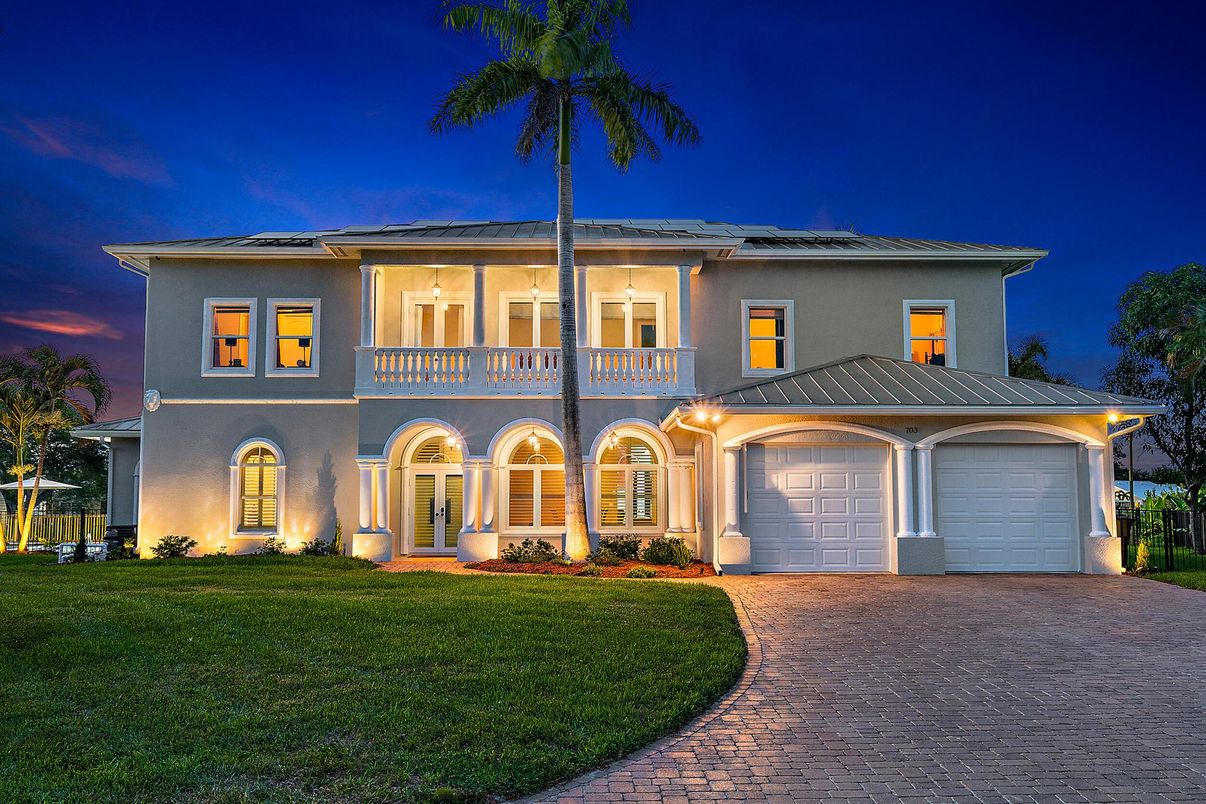 Attached, Exterior, Facade, Mediterranean
