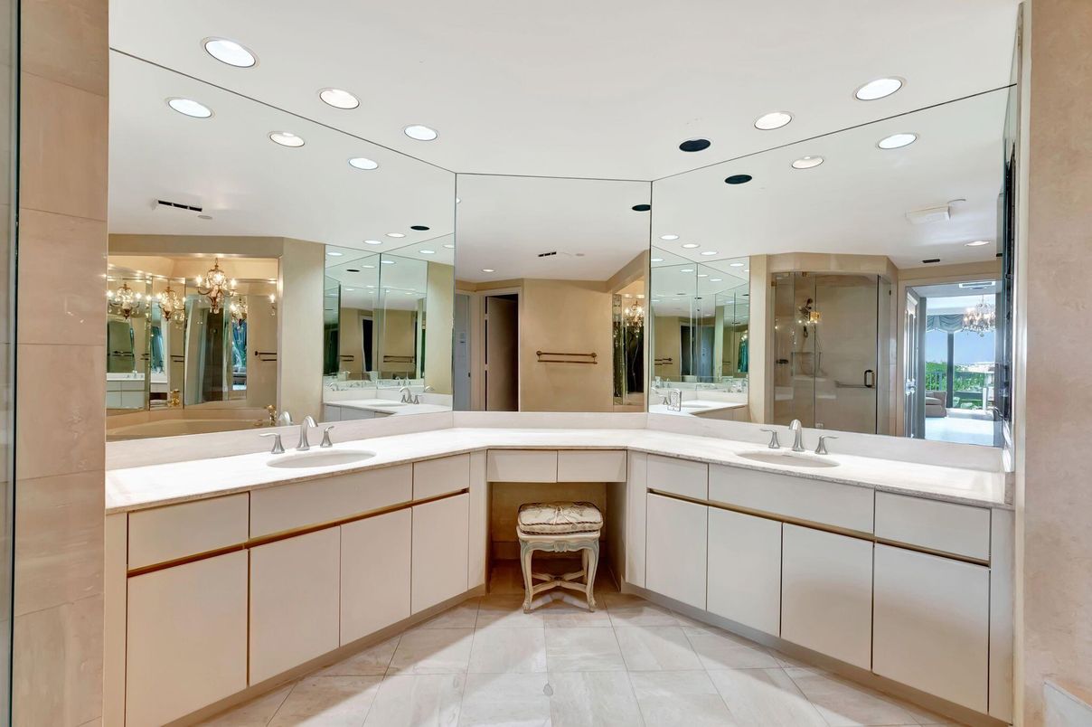 Bathroom, Dual Sink Vanities, Interior, Recessed Lighting