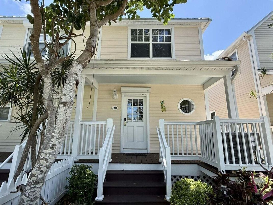Exterior, Facade, Queen Anne Victorian