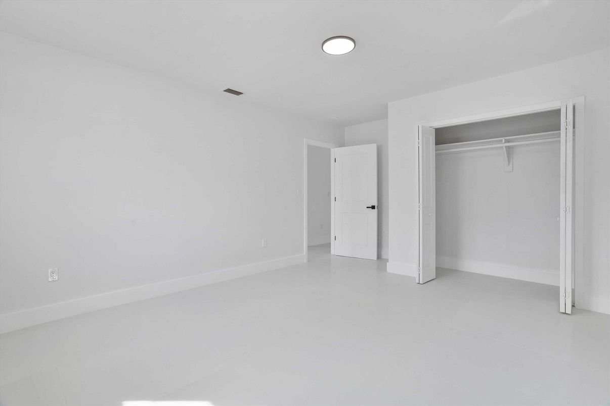 Empty room, Interior