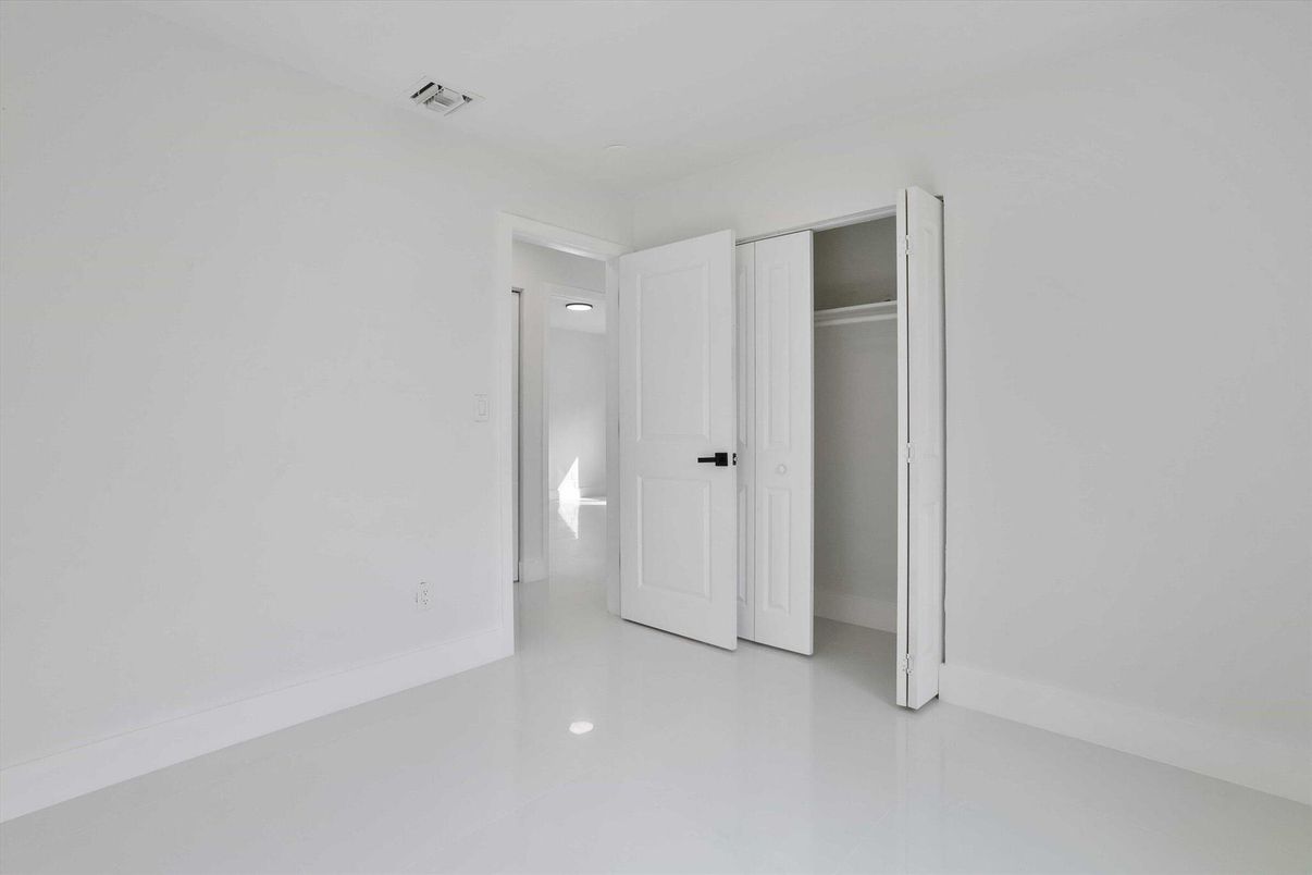 Empty room, Interior
