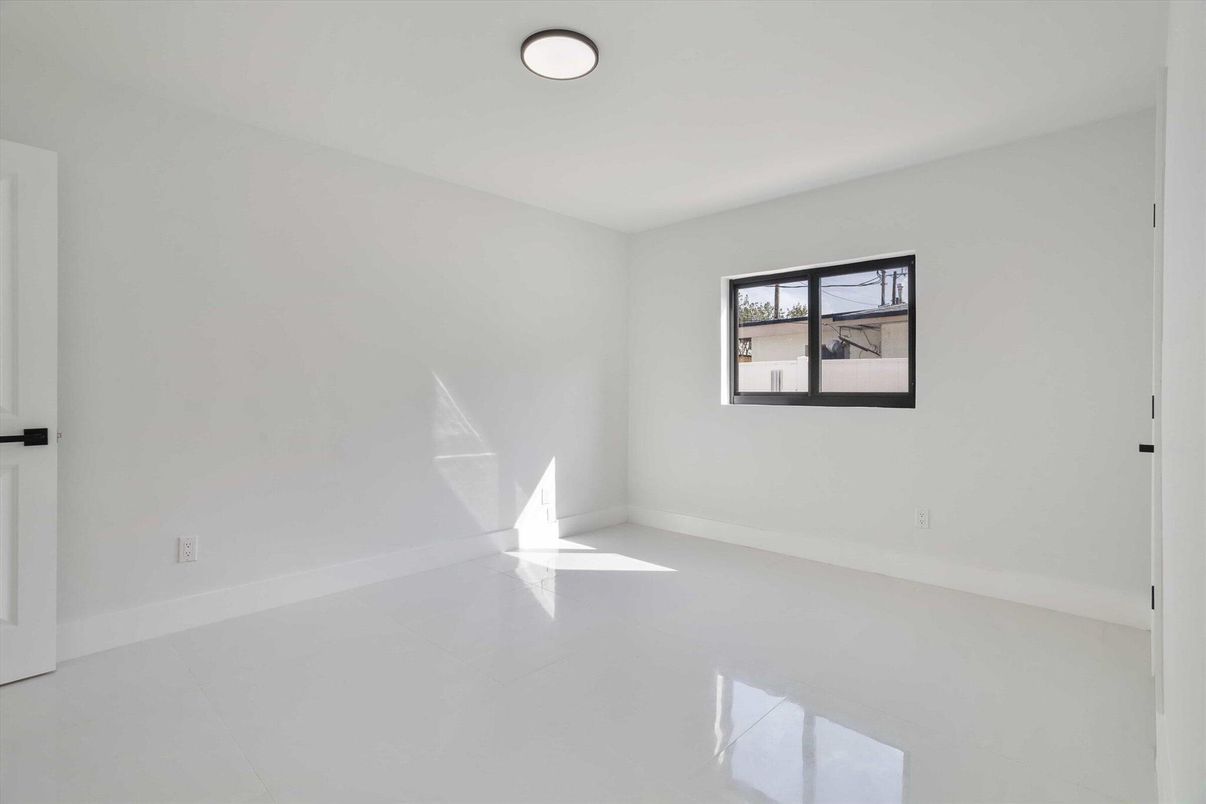 Empty room, Interior