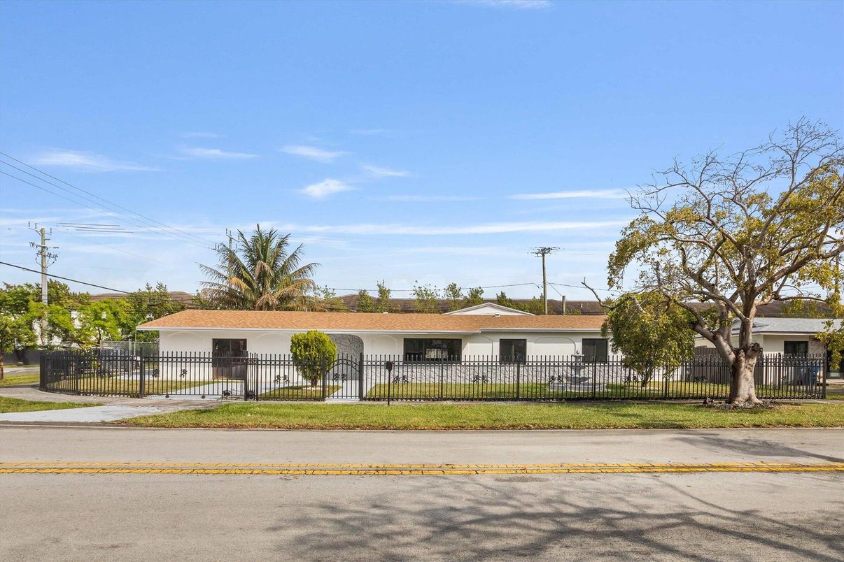 Exterior, Facade, Ranch