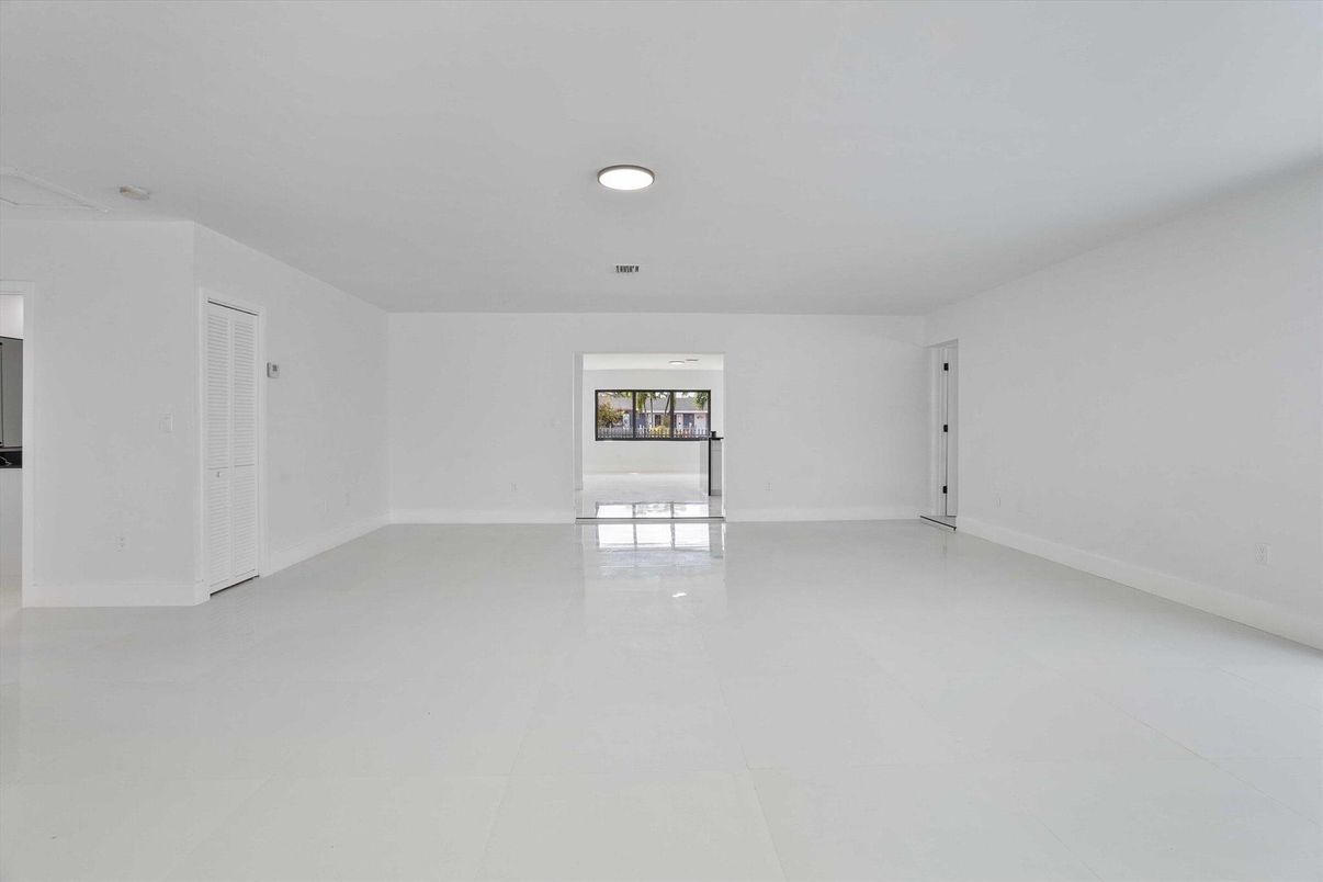 Empty room, Interior